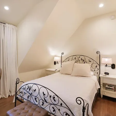New Tudor Cottage One Block From Chico State And Downtown With Private Garage Exterior foto