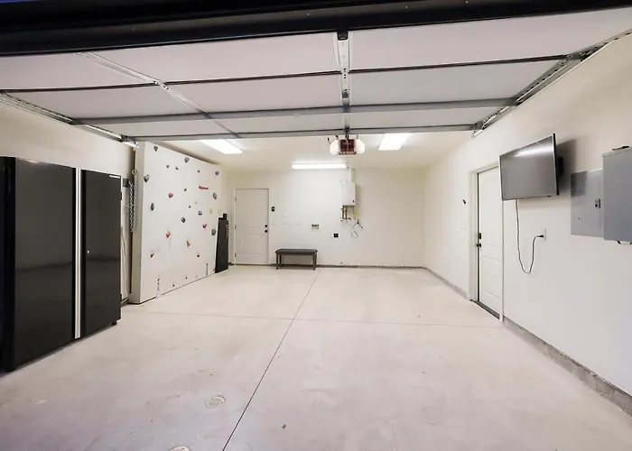 New Tudor Cottage One Block From Chico State And Downtown With Private Garage