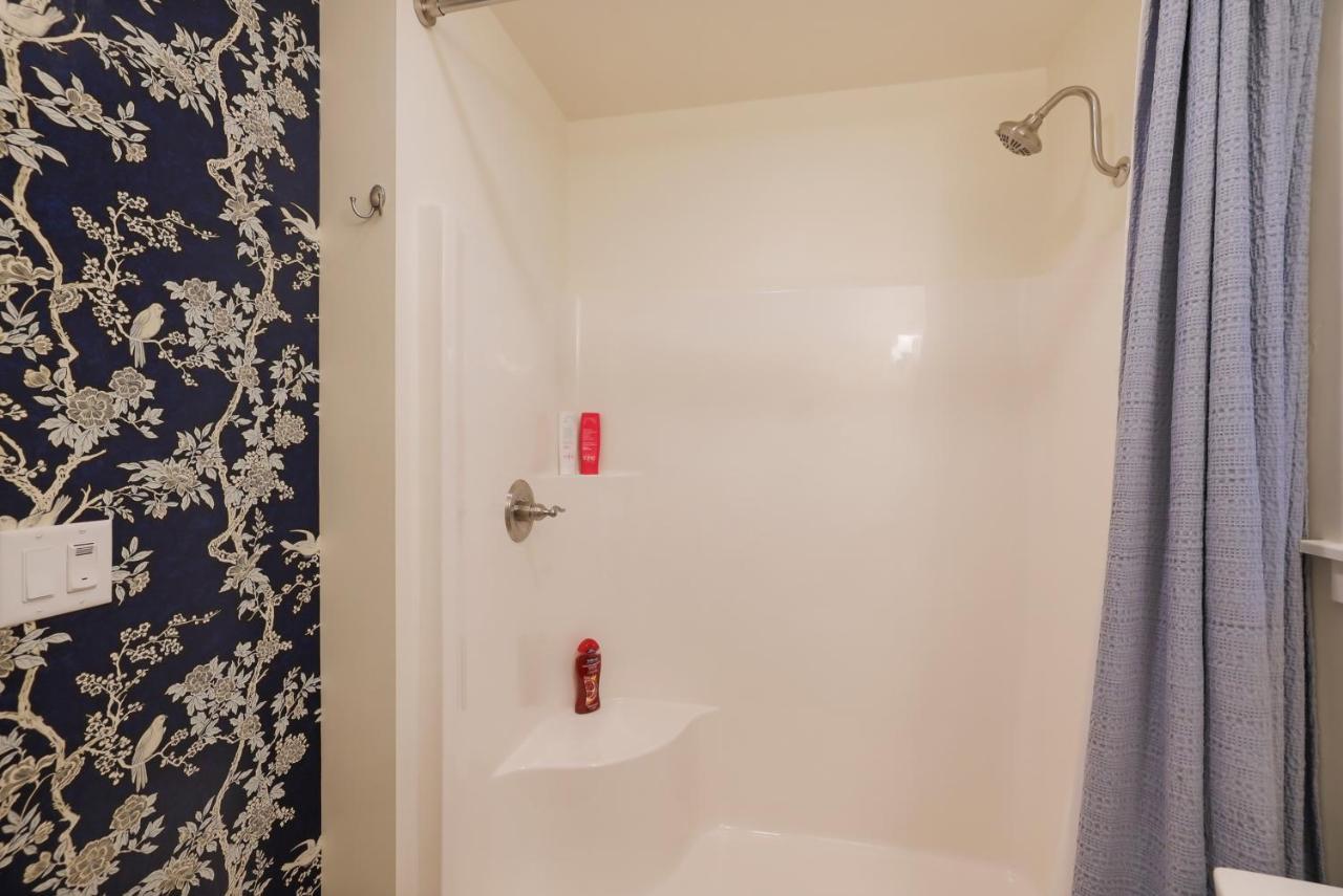 Appartement New Tudor One Block From State And Downtown With Private Garage *