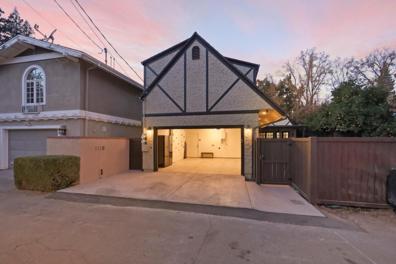 Appartement New Tudor One Block From State And Downtown With Private Garage Chico