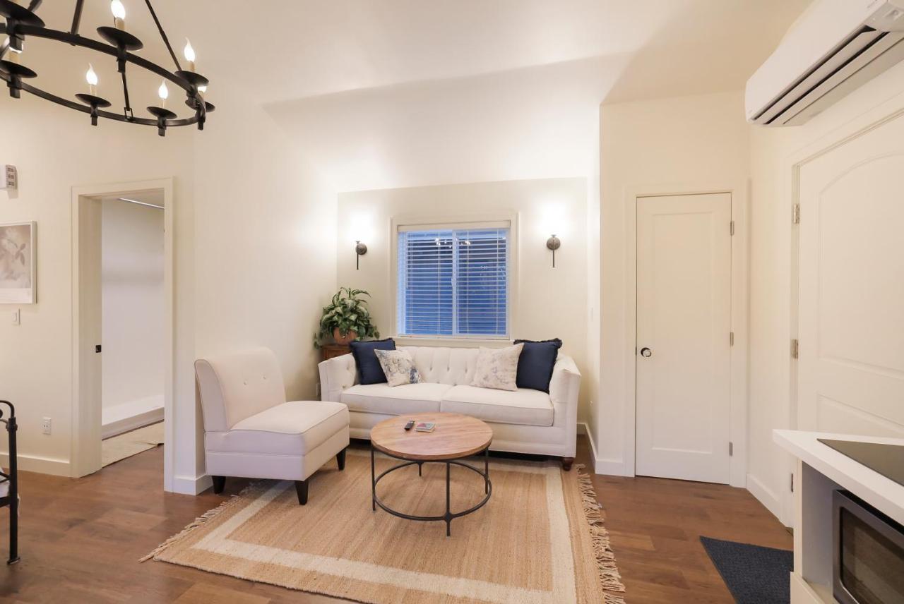 New Tudor One Block From State And Downtown With Private Garage Appartement Chico