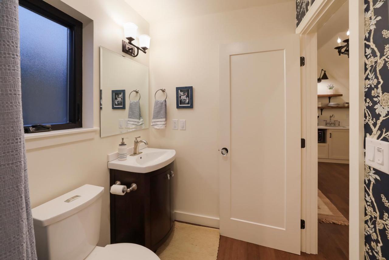 New Tudor One Block From State And Downtown With Private Garage Appartement *