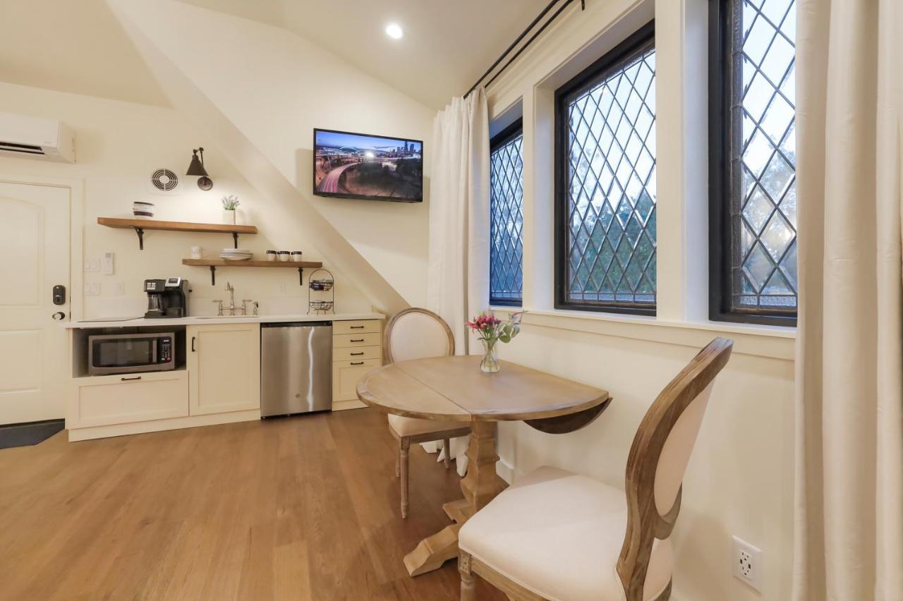 New Tudor One Block From State And Downtown With Private Garage Appartement